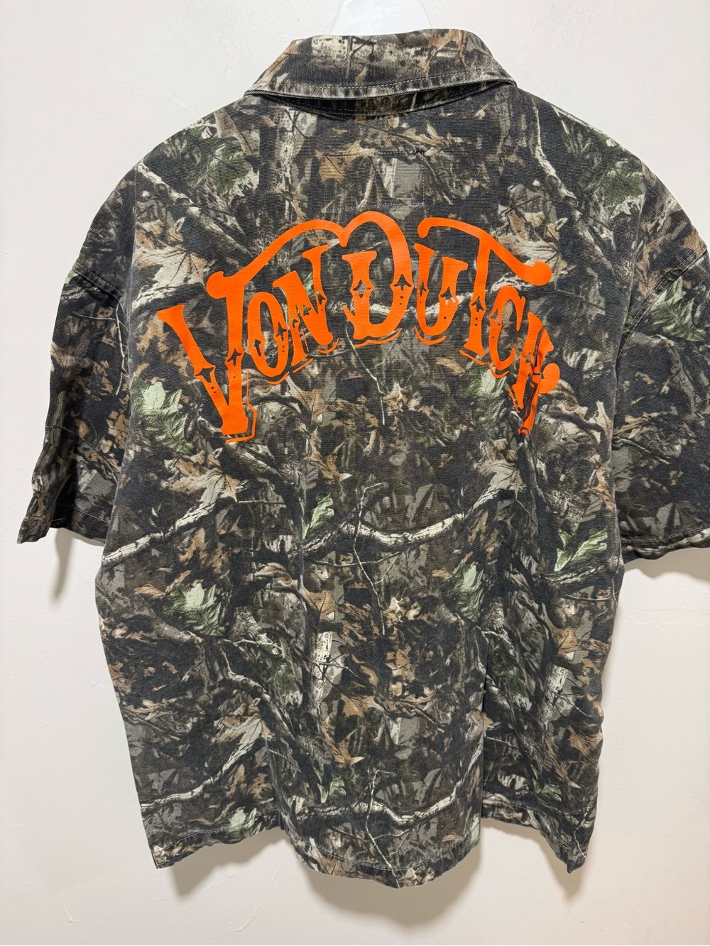 Von Dutch Men’s Denim Camo Short-Sleeve Shirt in Orange Logo